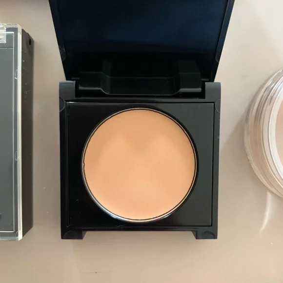 Artistry Makeup Set with Black Pouch - Picture 4 of 6